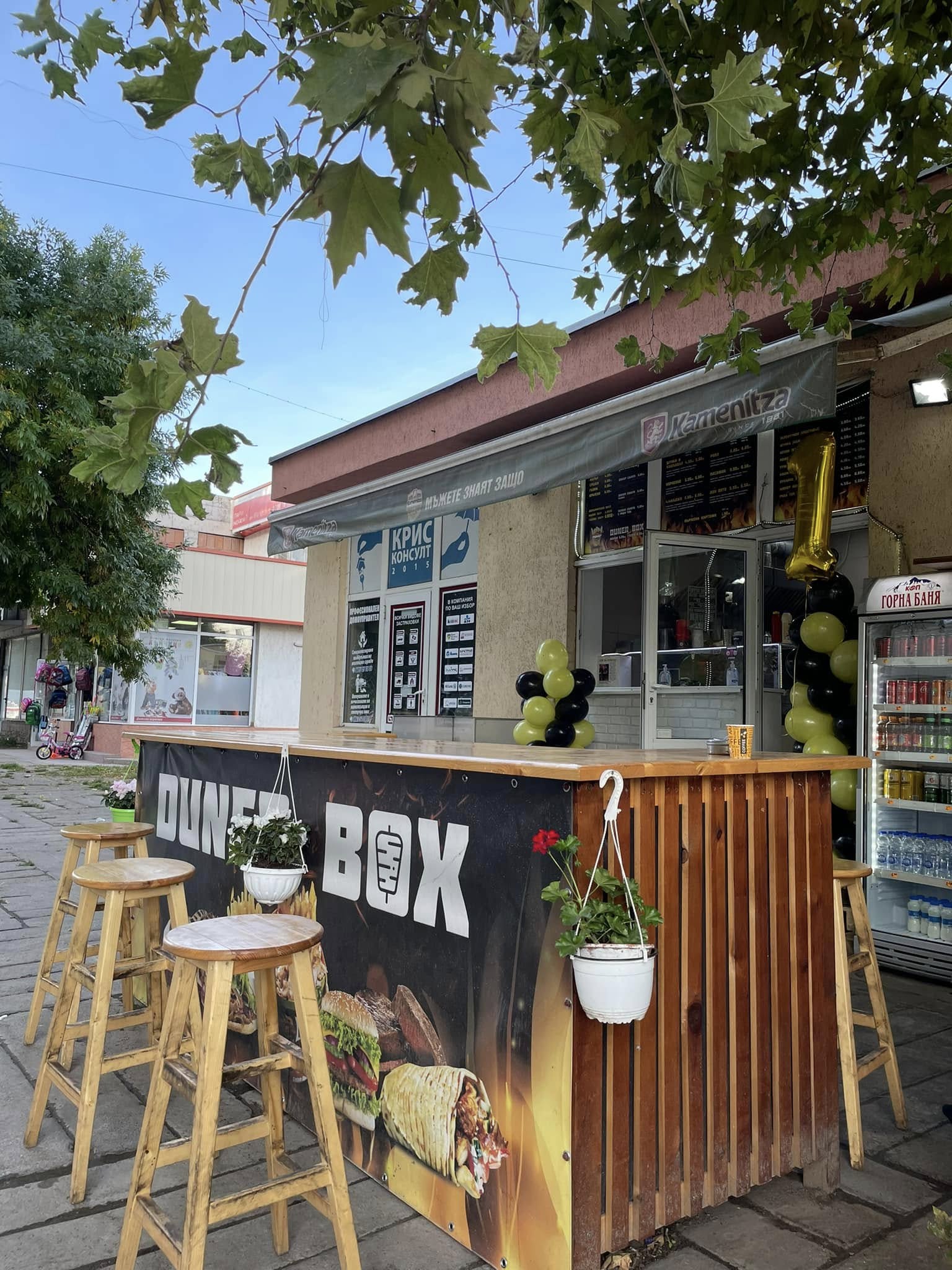 Барът на Duner Box на ул. Търговска 77 с дървени столчета и логото на заведението